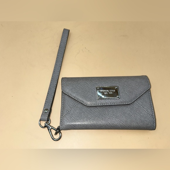 Michael kors iPhone case for small iPhone SE? - Picture 1 of 5